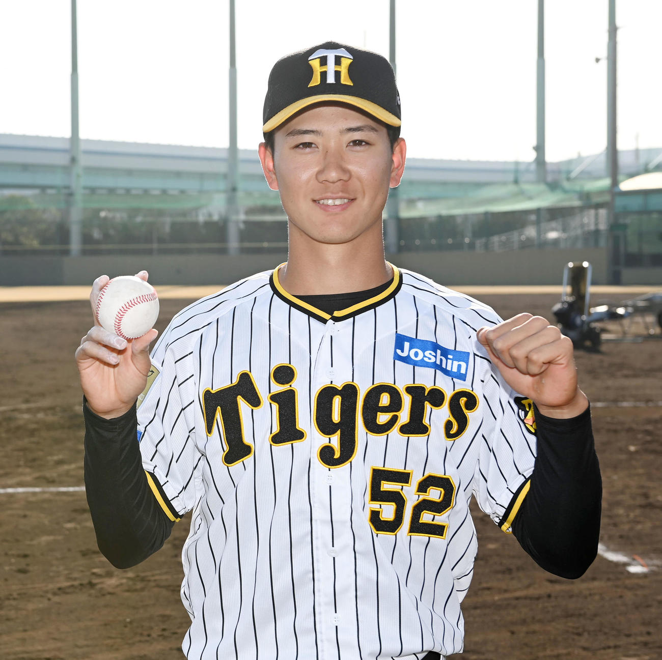 公式戦初安打の記念ボールを手に笑顔を見せる山田脩也（2024年3月撮影）