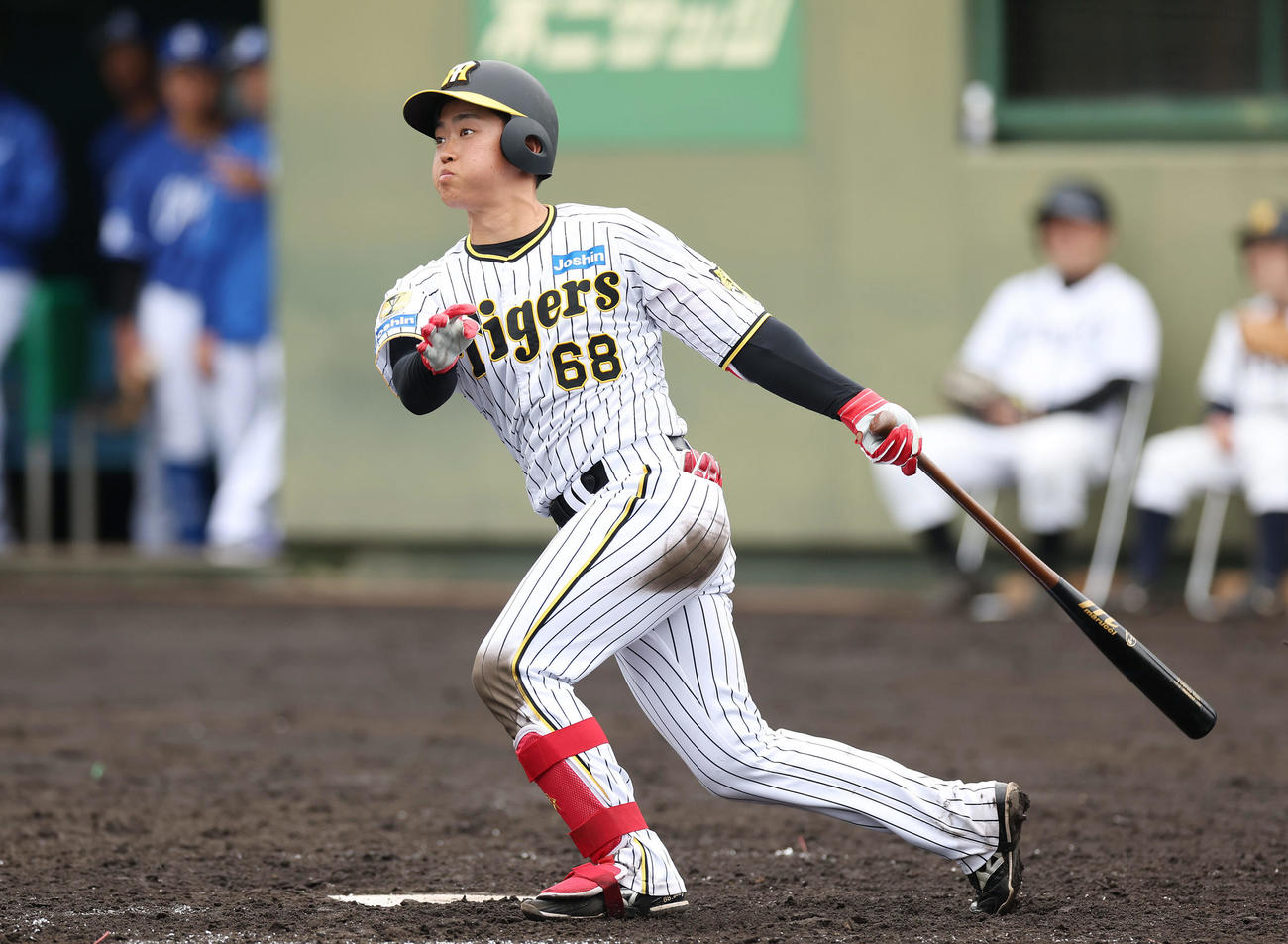 左越え本塁打を放つ中川勇斗（2024年4月撮影）