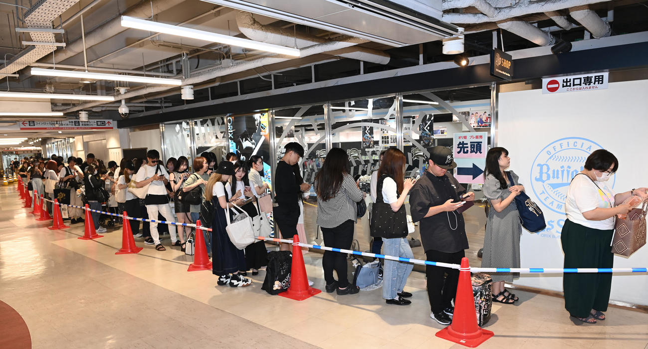オリ姫デーグッズプレ販売で行列を作るファン（撮影・前岡正明）