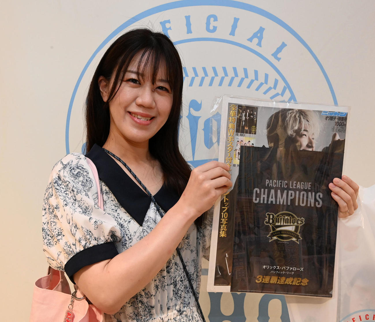 オリ姫デーグッズプレ販売で先行販売されたオリ姫デー特集号を購入したオリ姫（撮影・前岡正明）