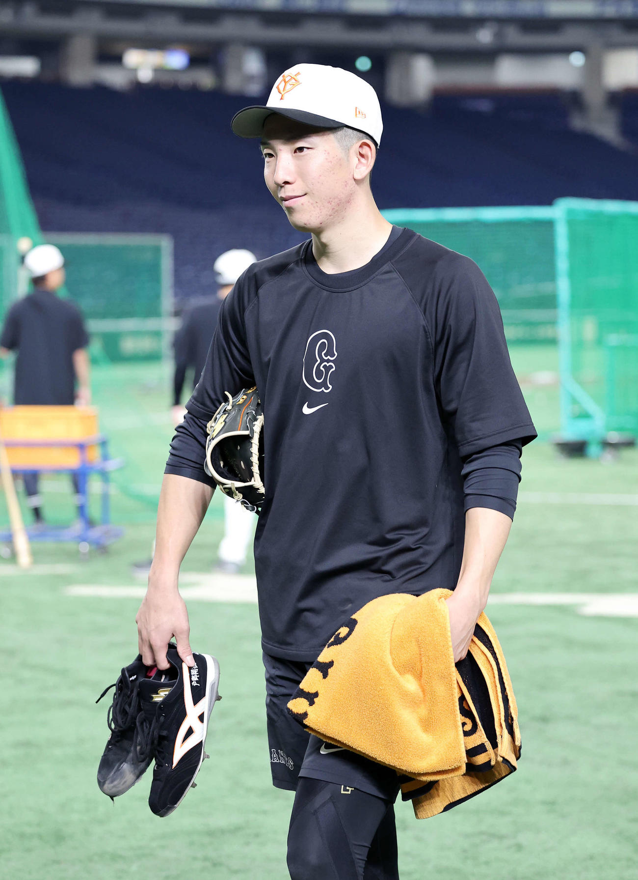 練習を終え引き揚げる巨人戸郷（撮影・鈴木正人）