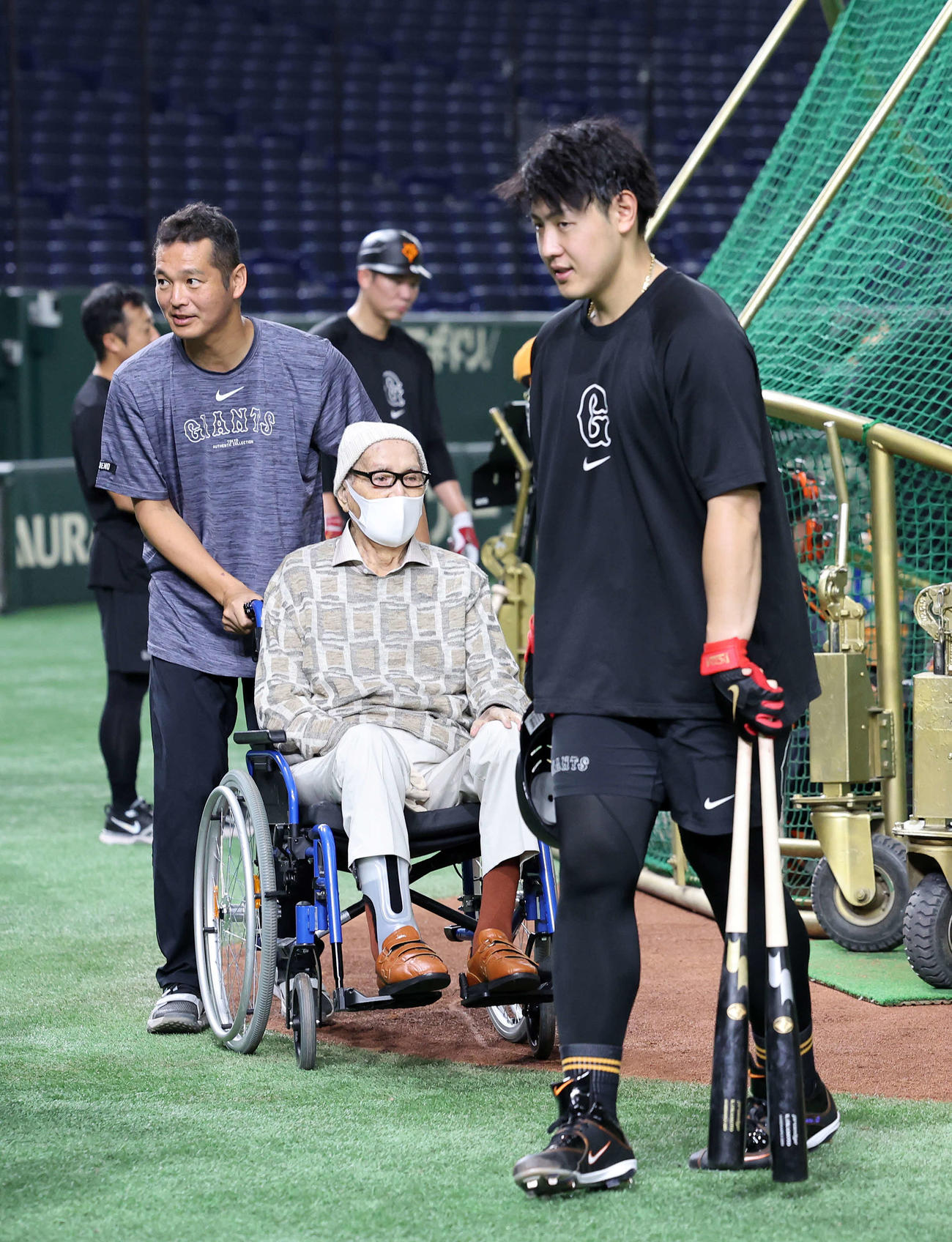 巨人長嶋終身名誉監督（左）と話を終え引き揚げる岡本和（撮影・鈴木正人）