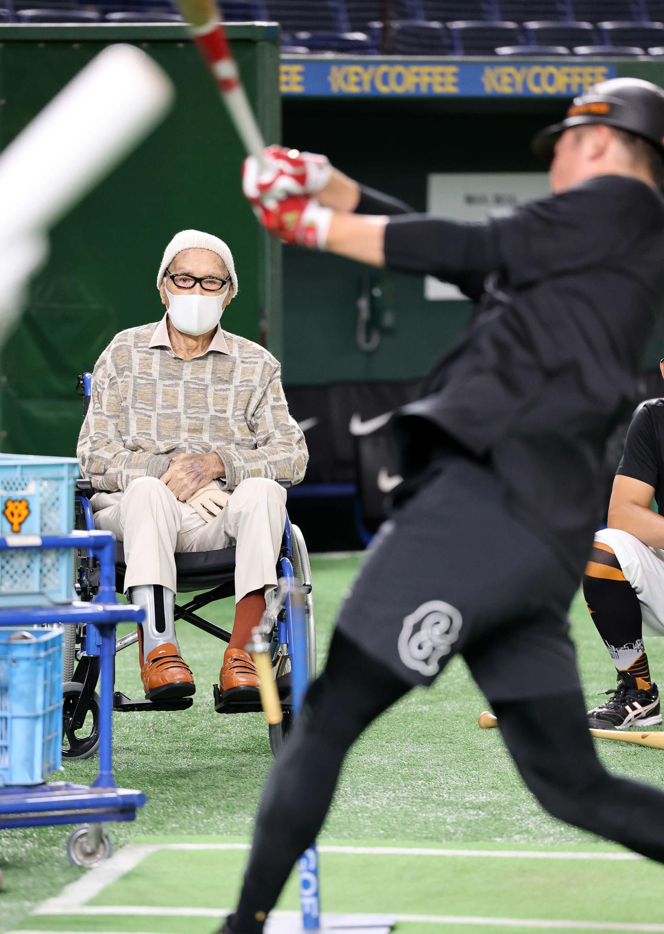 巨人坂本（右）のティー打撃を見つめる長嶋終身名誉監督（撮影・鈴木正人）