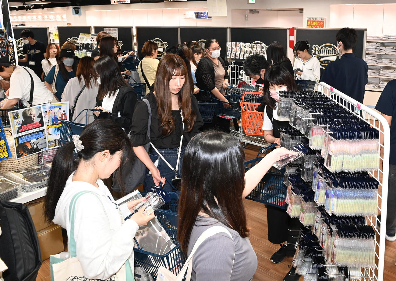 オリ姫デーグッズのプレ販売で混雑する店内（撮影・前岡正明）