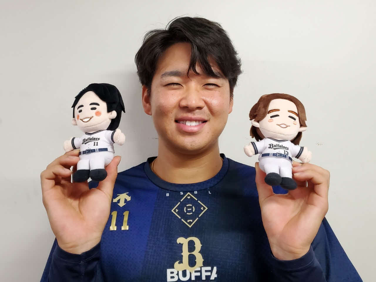 選手ぬいぐるみキーチェーンを手に笑顔を見せるオリックス山下（球団提供）