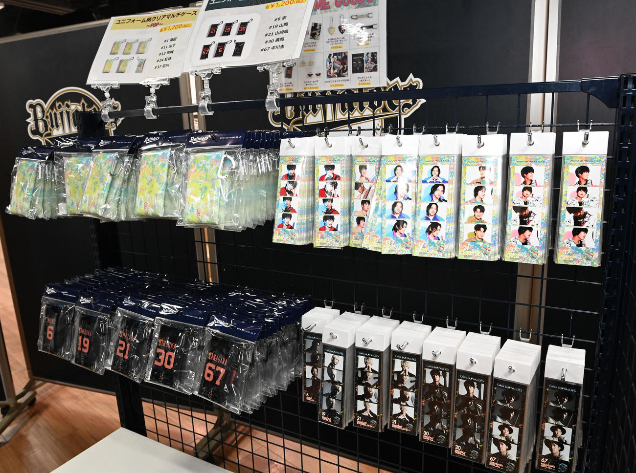 オリ姫デーグッズ　ユニフォーム柄クリアマルチケース（撮影・前岡正明）