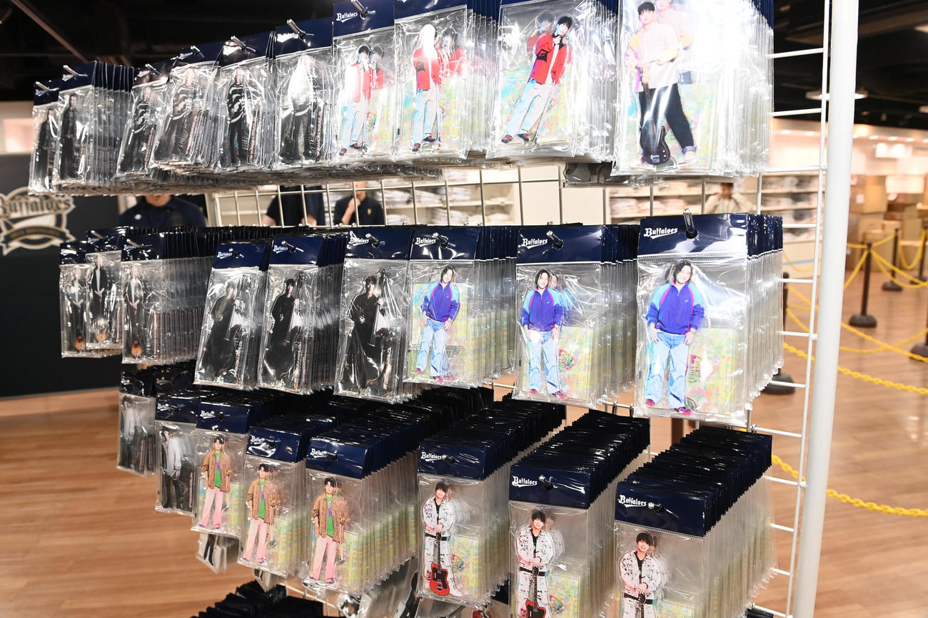 オリ姫デーグッズ　オリメンアクリルスタンド（撮影・前岡正明）