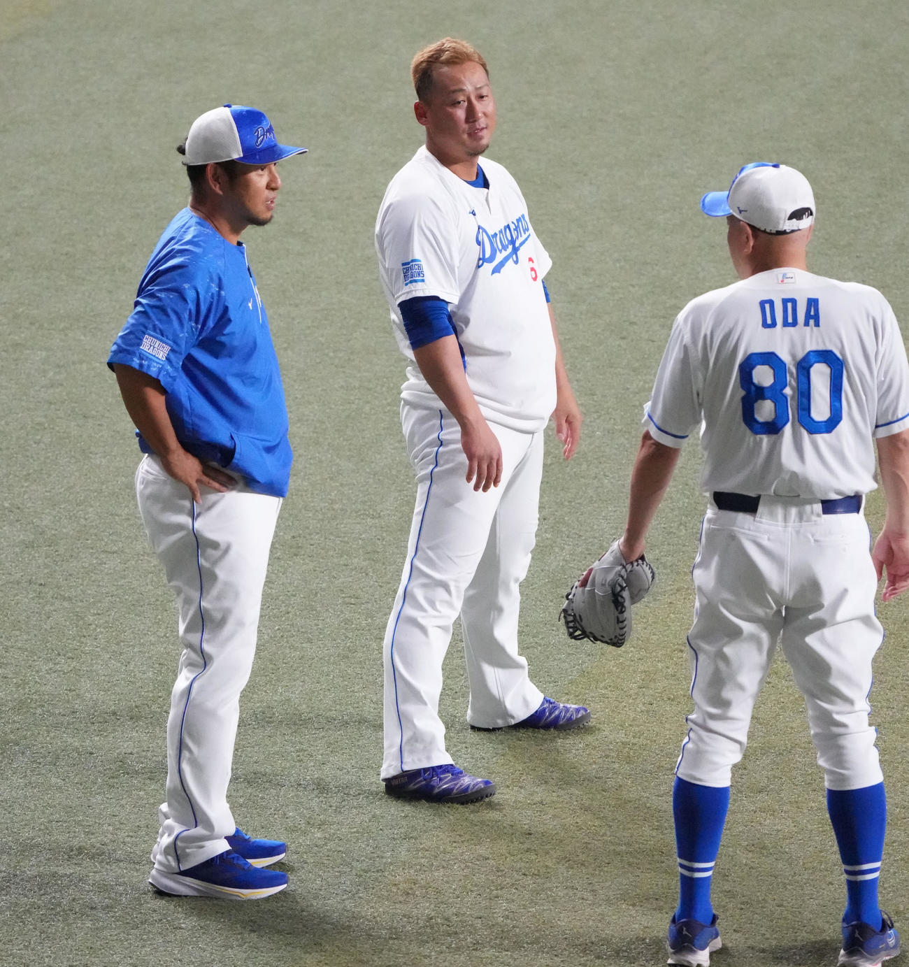 一軍練習に合流した中島（左）は中田、小田捕手コーチらと言葉を交わす（撮影・森本幸一）