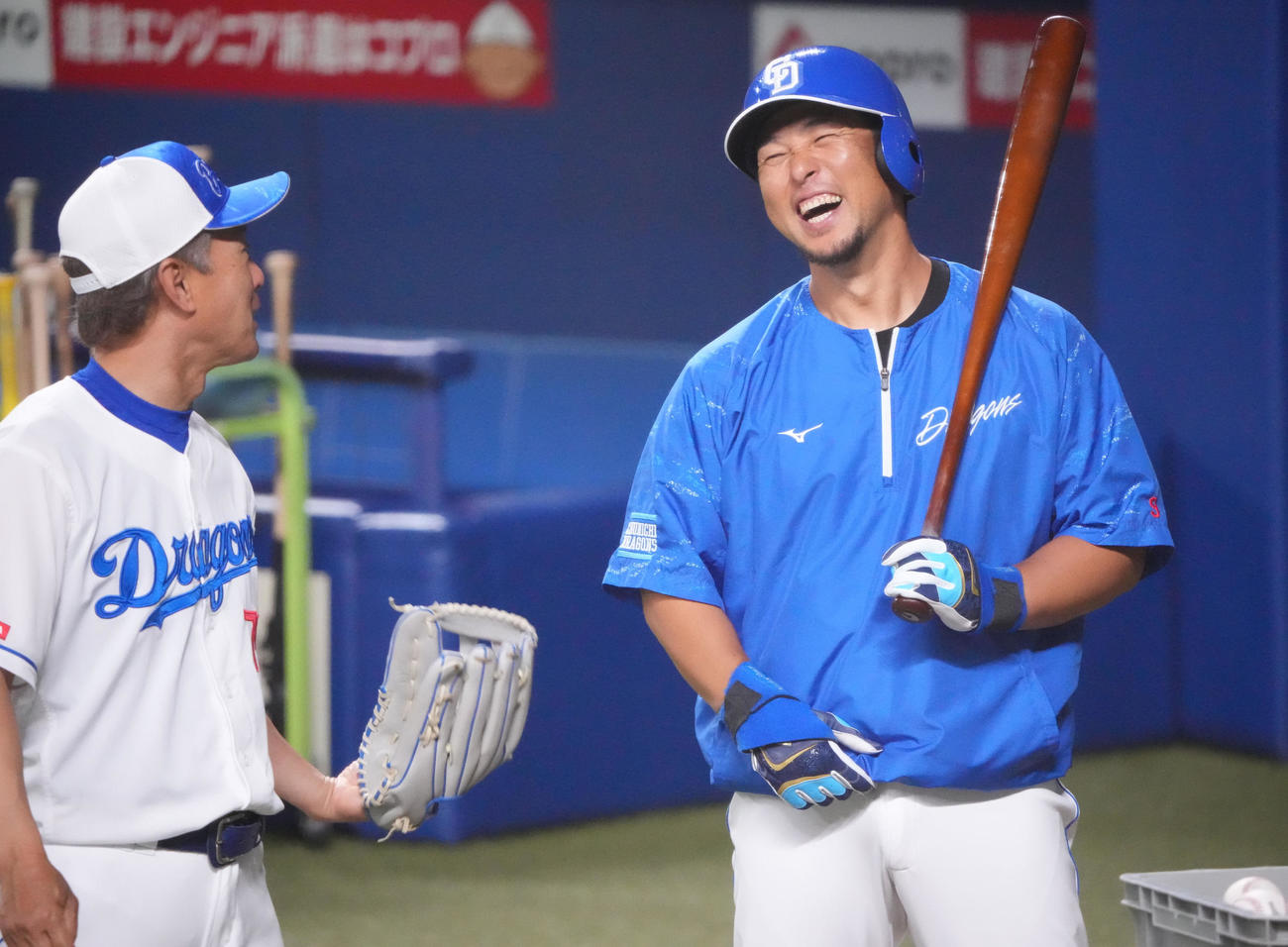 一軍練習に合流し大西コーチと談笑する中島（右）（撮影・森本幸一）