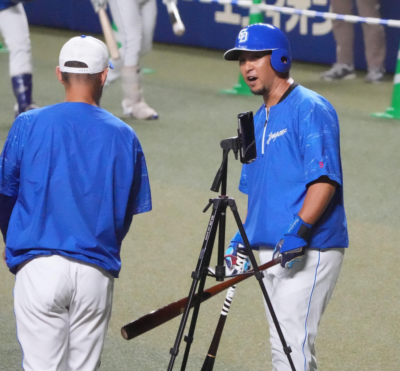 一軍練習に合流し和田打撃コーチと談笑する中島（右）（撮影・森本幸一）