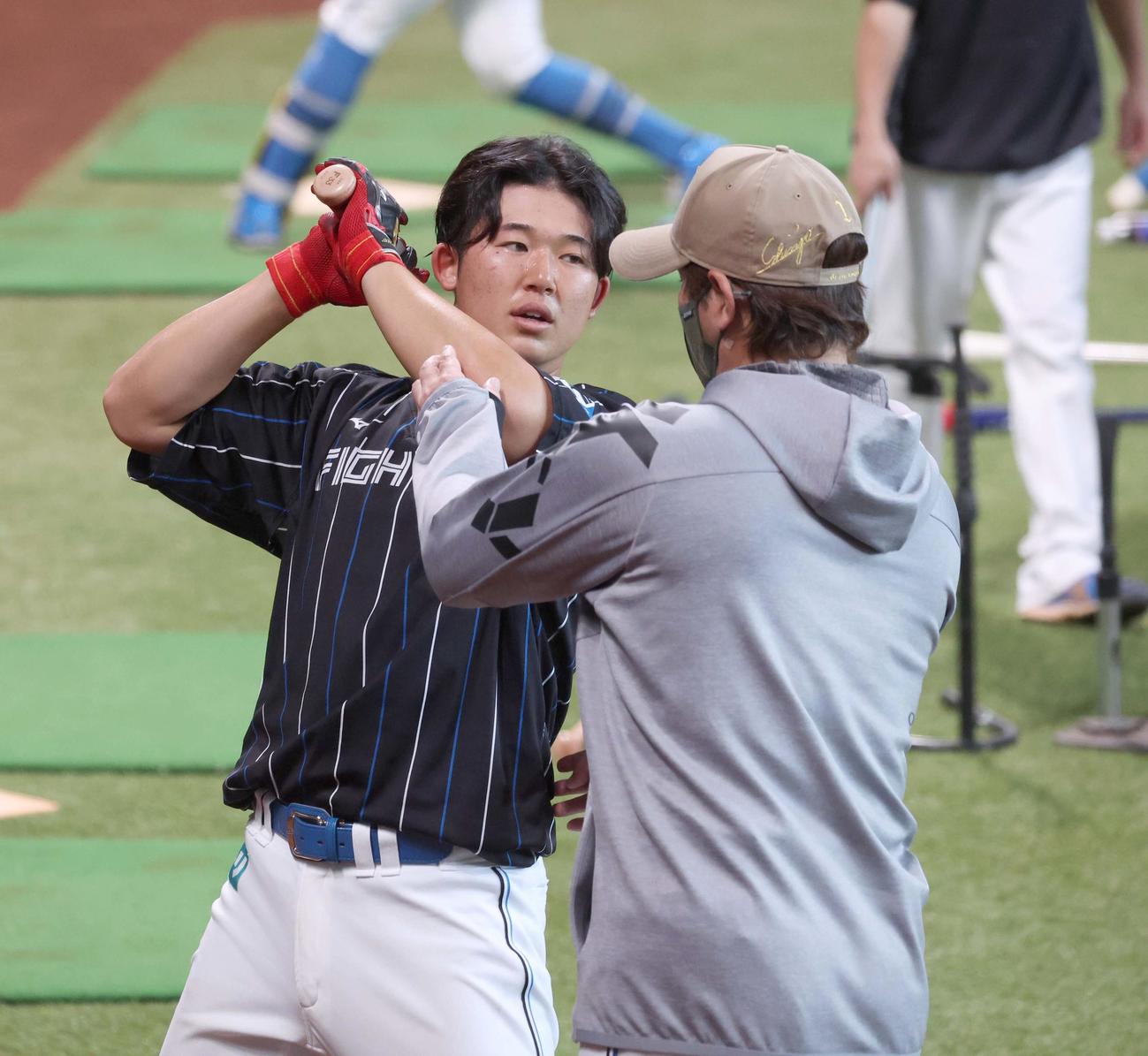 進藤に打撃指導する日本ハム新庄監督（撮影・黒川智章）