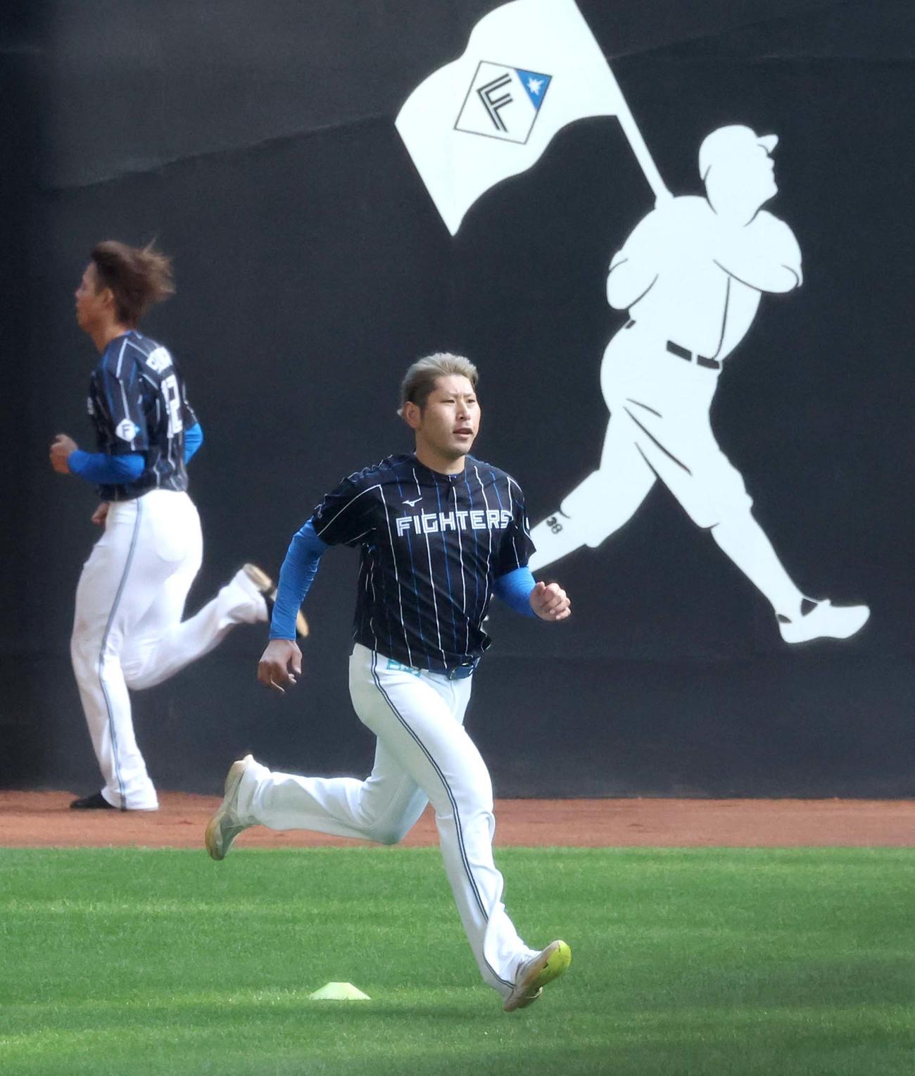 ダッシュする日本ハム加藤貴（撮影・黒川智章）