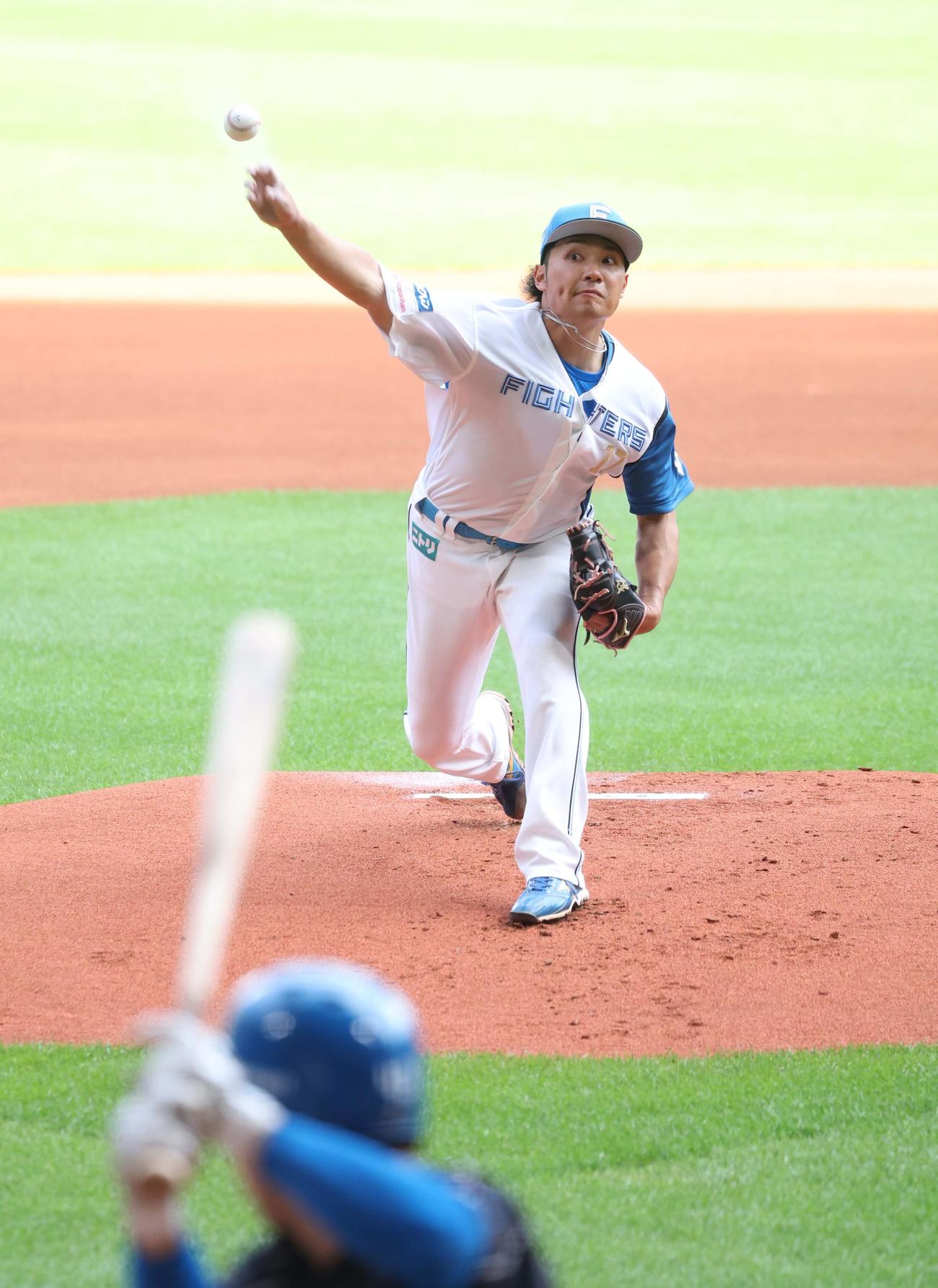 打者を立たせ投球する日本ハム伊藤（撮影・黒川智章）
