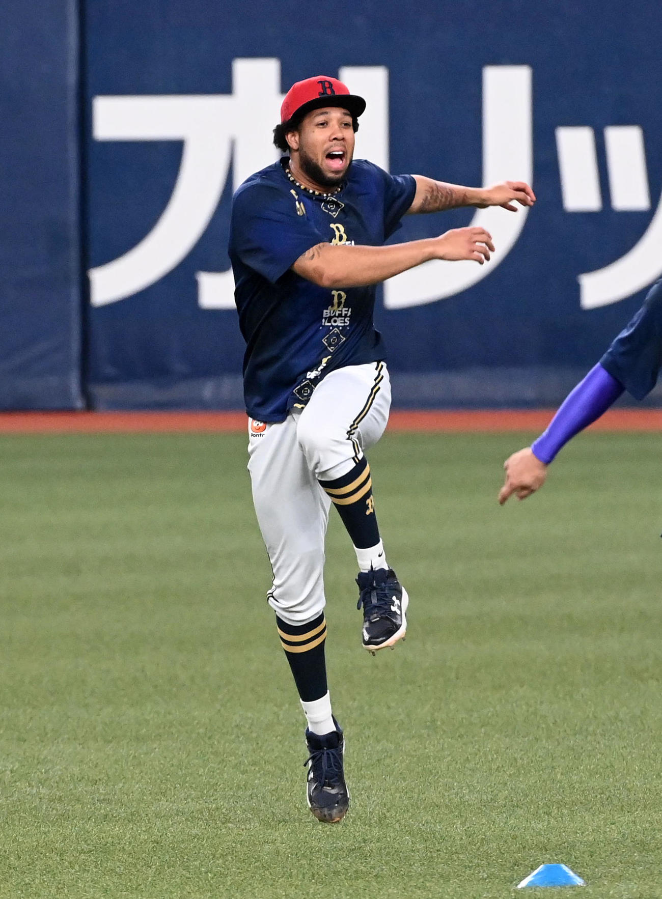 軽快にアップを行うエスピノーザ（撮影・前岡正明）