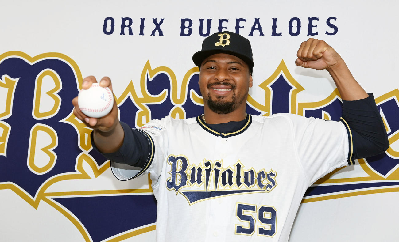 オリックスへの入団会見を行ったペルドモは、笑顔でポーズを決める（撮影・前岡正明）