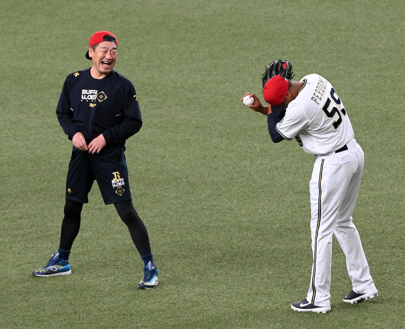 ペルドモ（右）と笑顔で話す中嶋監督（撮影・前岡正明）