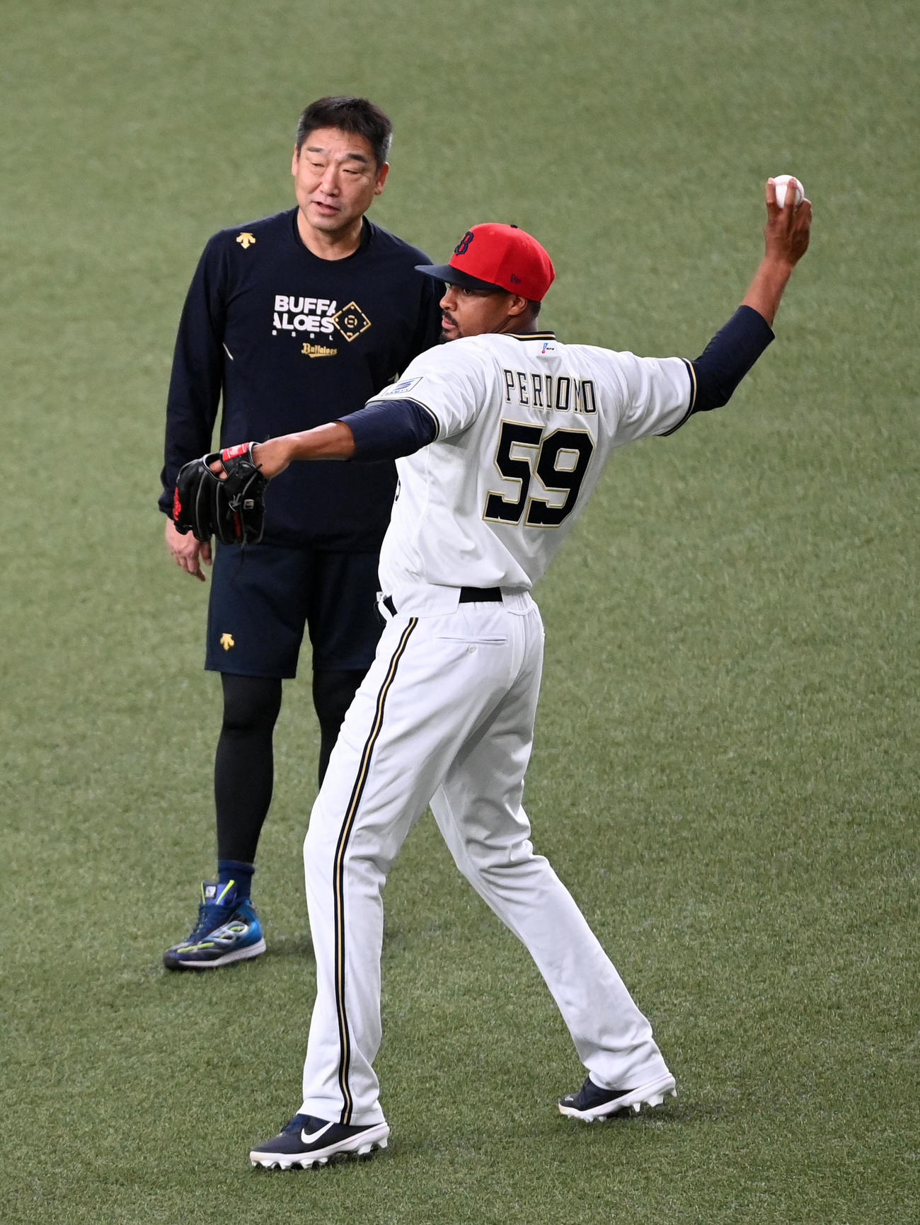 中嶋監督（奥）が見守る中、キャッチボールを行うペルドモ（撮影・前岡正明）