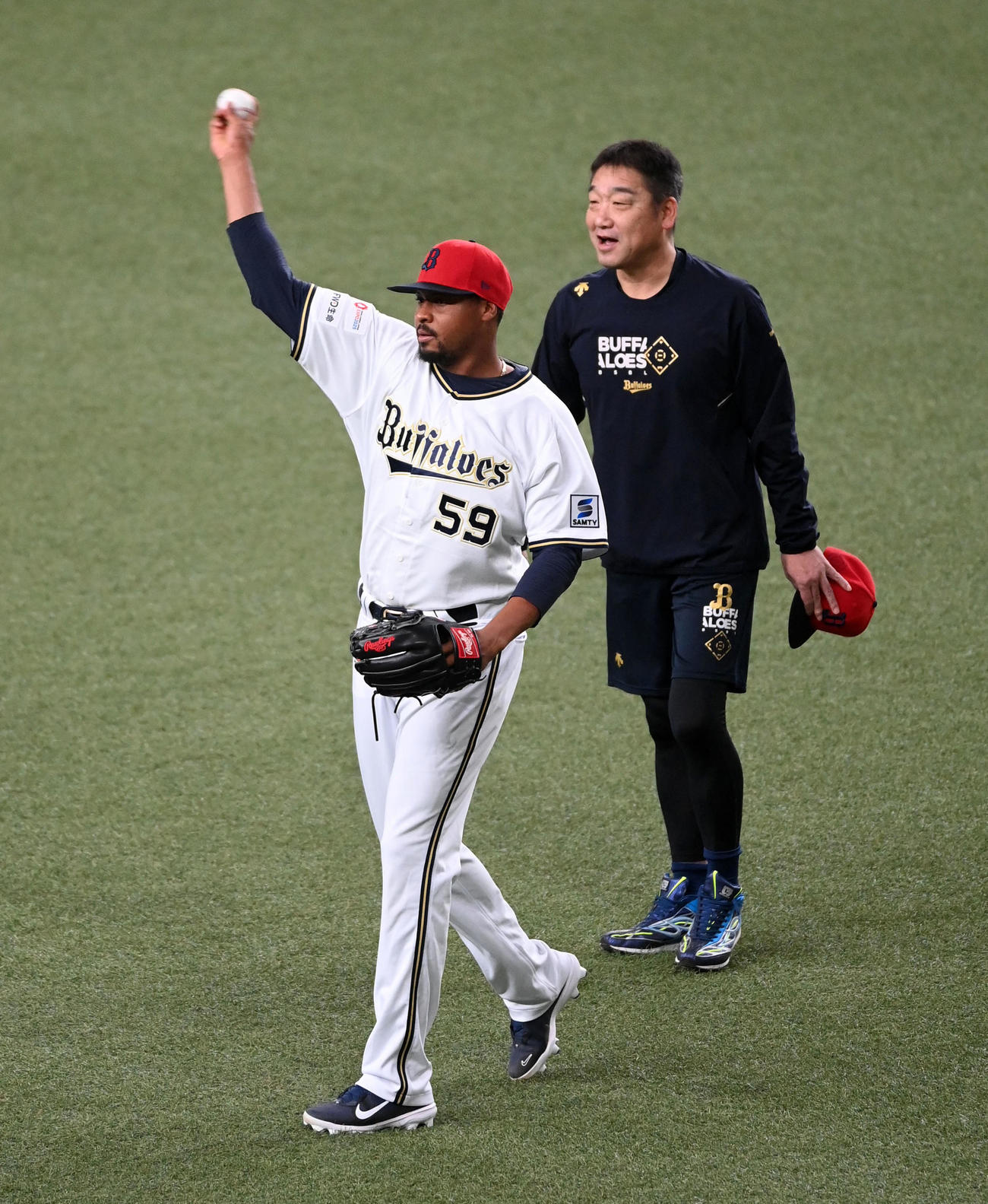 中嶋監督（右）が見守る前でキャッチボールを行うペルドモ（撮影・前岡正明）