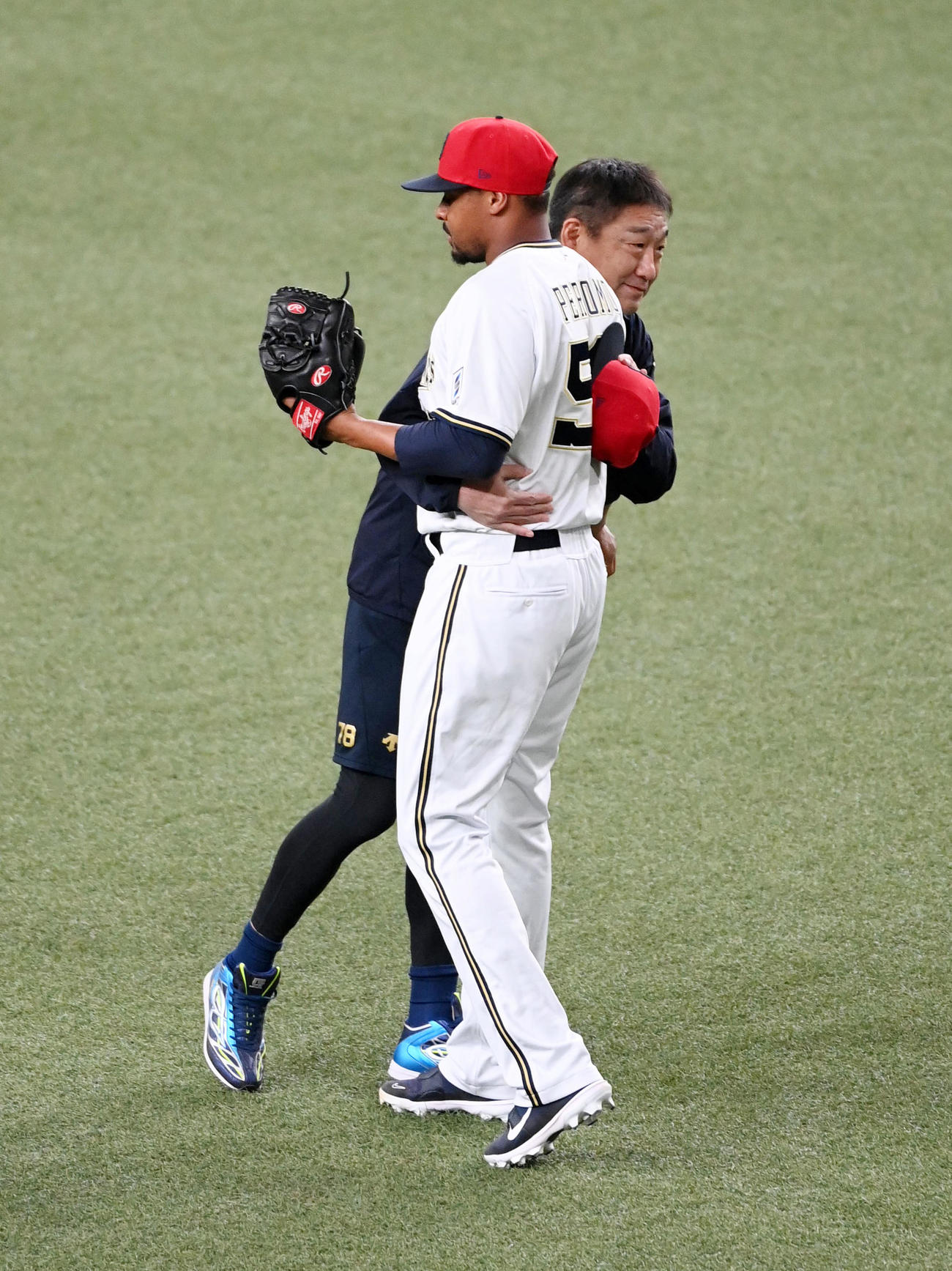 入団したペルドモ（右）をハグで迎える中嶋監督（撮影・前岡正明）