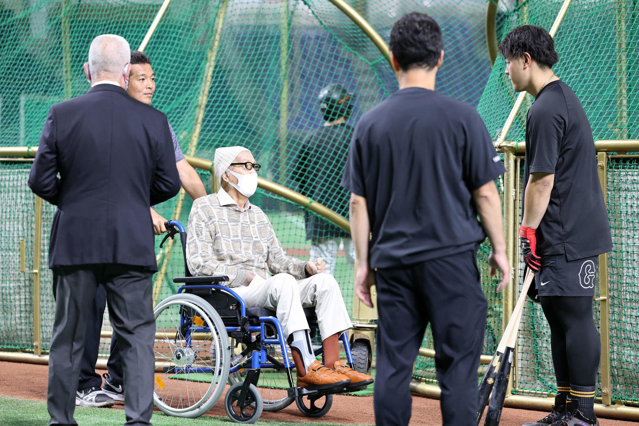 巨人岡本和（右）と話す長嶋終身名誉監督（撮影・鈴木正人）