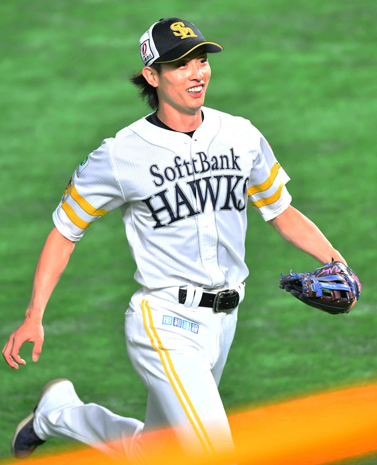 シートノックで打球を追うソフトバンク周東（撮影・岩下翔太）