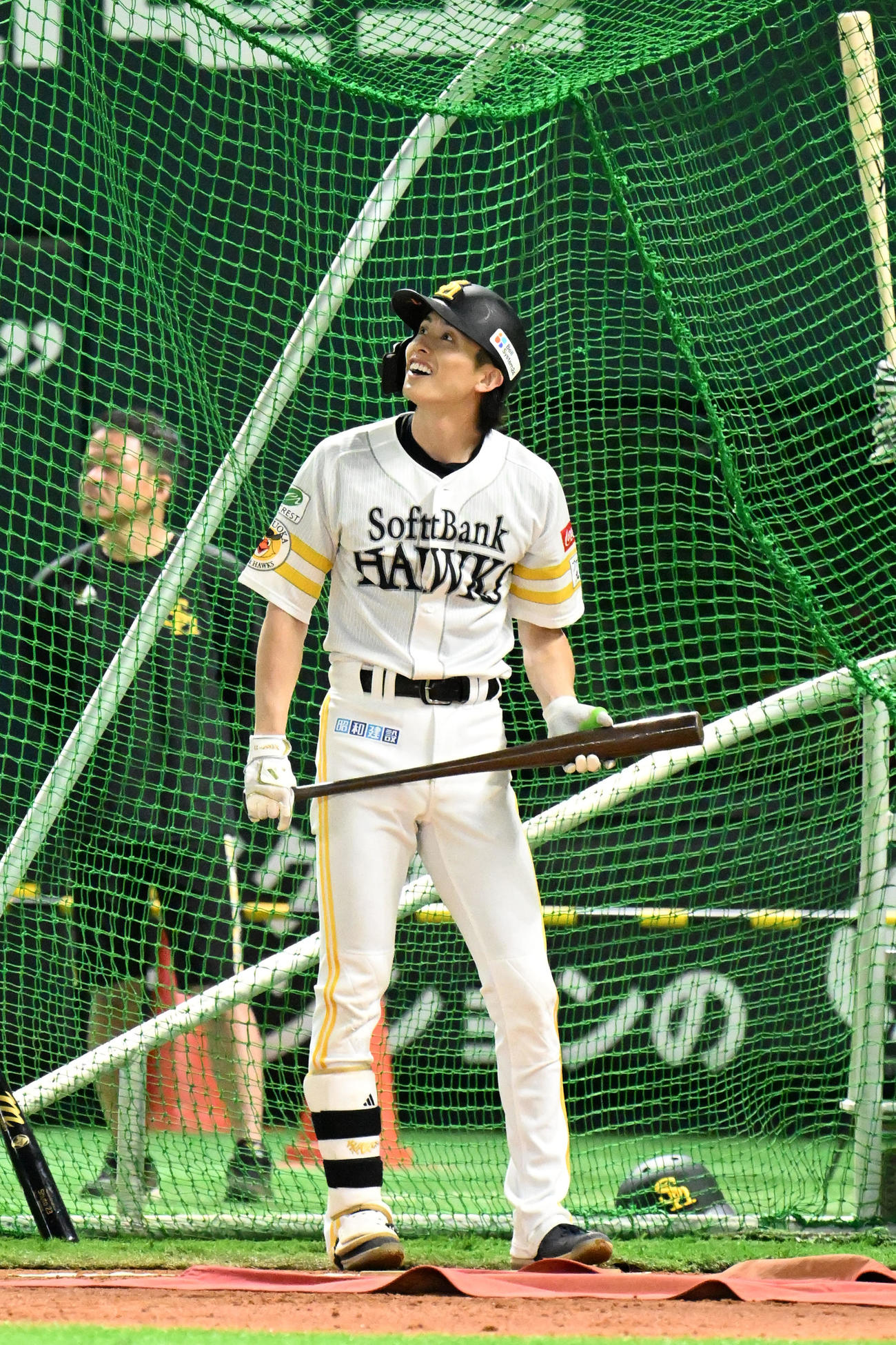 打撃練習を行う周東（撮影・林敢治）