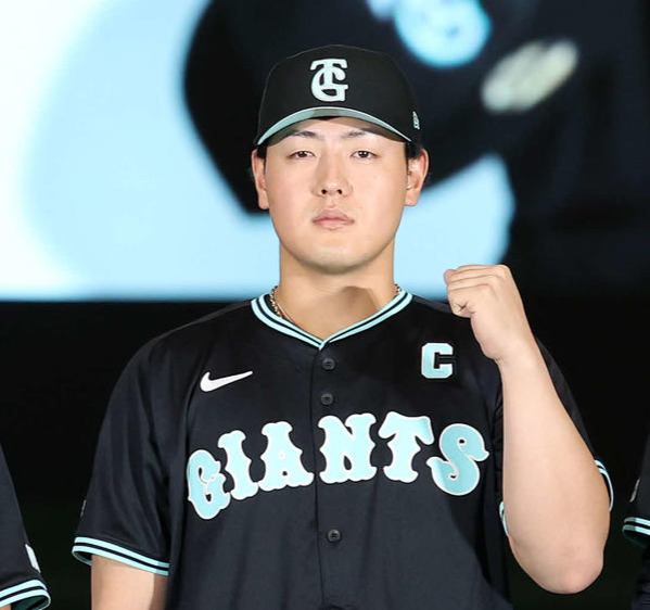 ティファニー特別ユニホームを着用した岡本。胸の「GIANTS」ロゴ、襟元、そして裾にティファニー・ブルーをあしらった斬新なデザイン（撮影・鈴木正人）