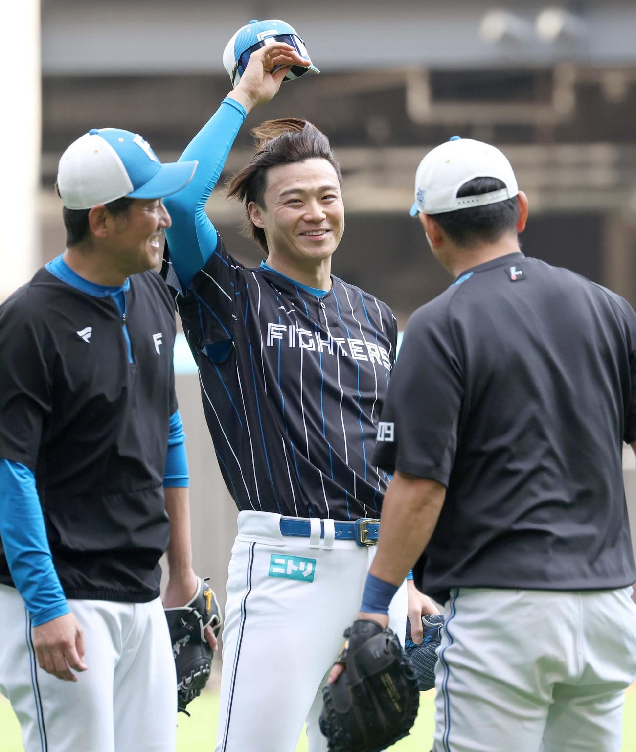 キャッチボールを終え笑顔の日本ハム山崎（撮影・黒川智章）