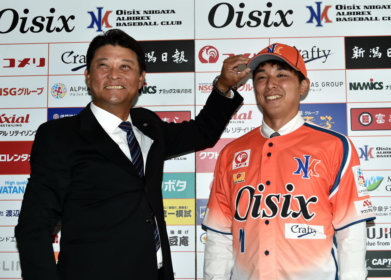 入団会見に臨んだオイシックス笠原（右）。左は橋上監督