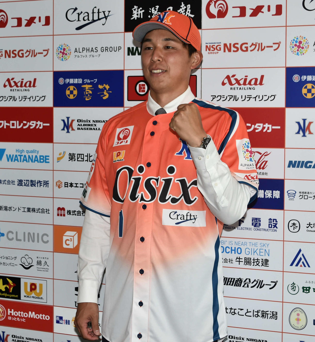 入団会見でガッツポーズをするオイシックス笠原（撮影・斎藤慎一郎）