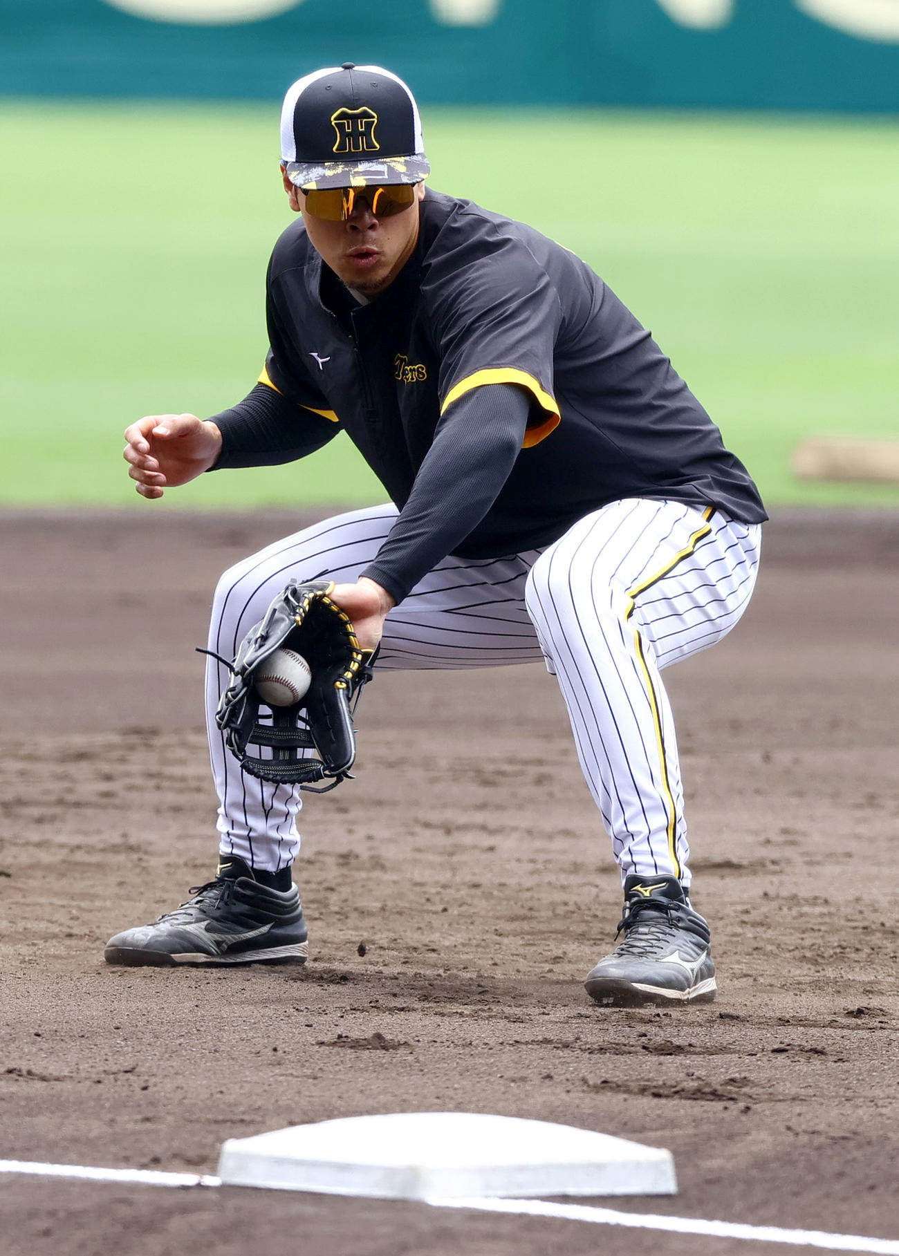 ノックを受ける阪神佐藤輝（撮影・上山淳一）