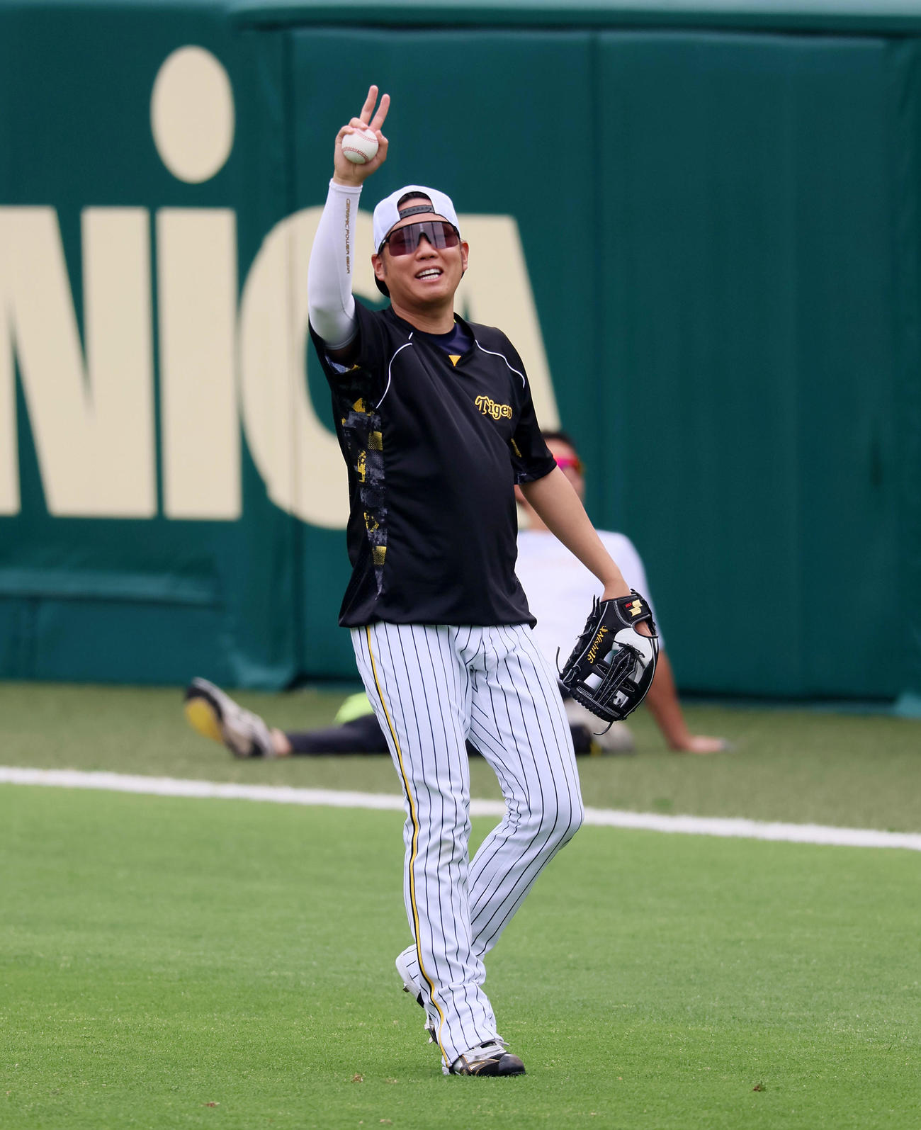 明るい表情でキャッチボールする西勇（撮影・加藤哉）
