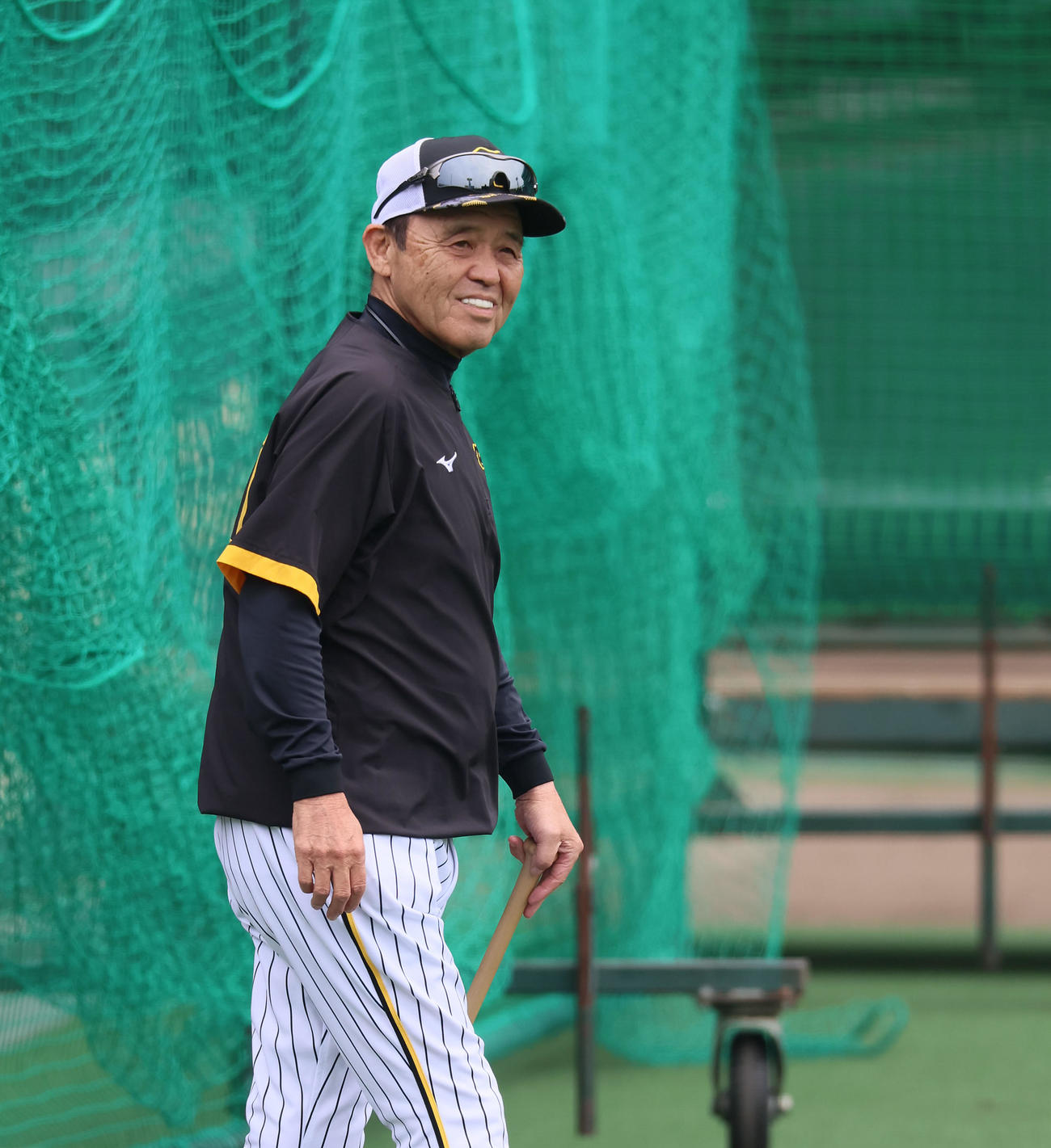 笑顔を見せながらグラウンドに入る岡田監督（撮影・加藤哉）