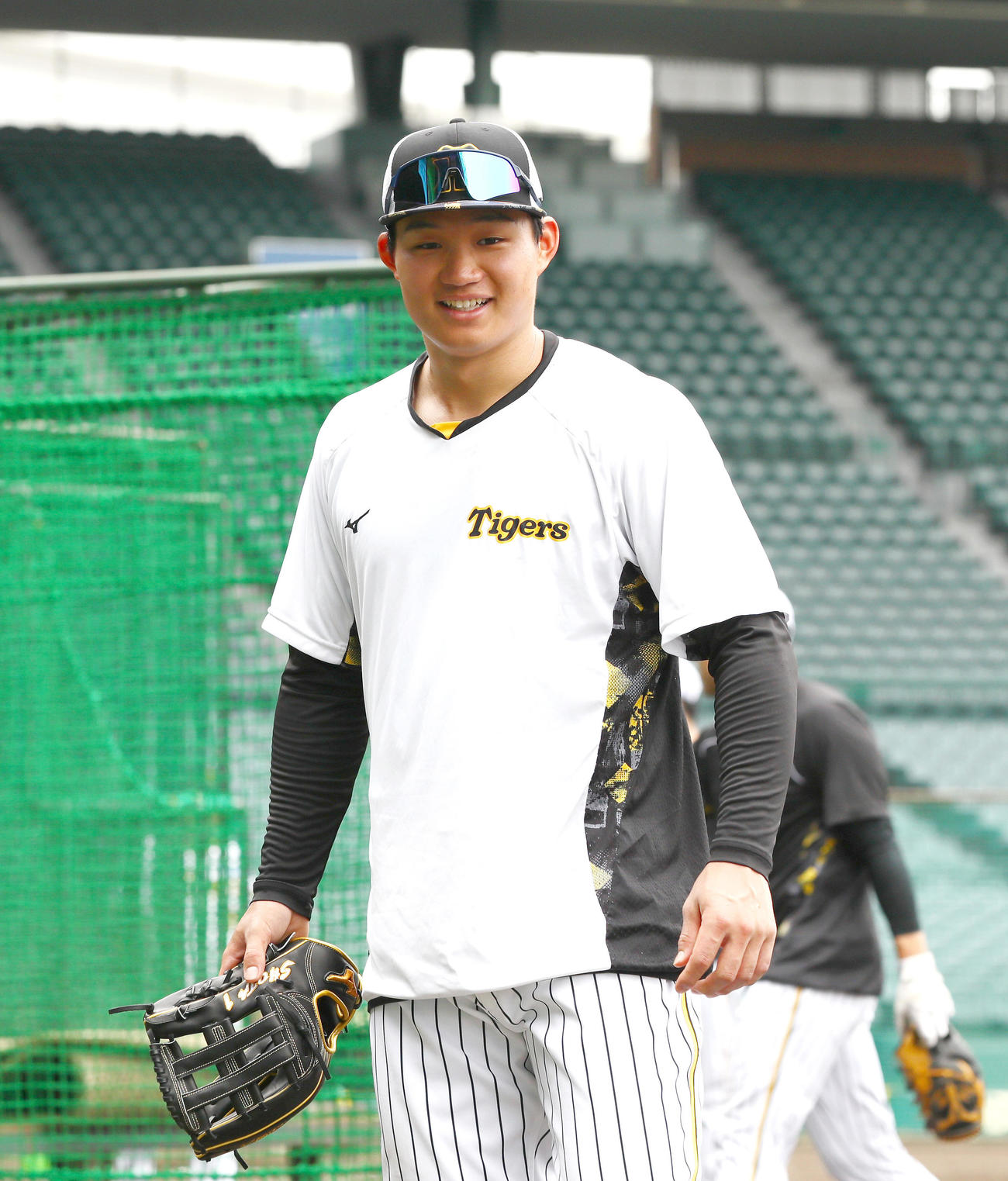 リラックスした表情を見せる阪神森下（撮影・上山淳一）