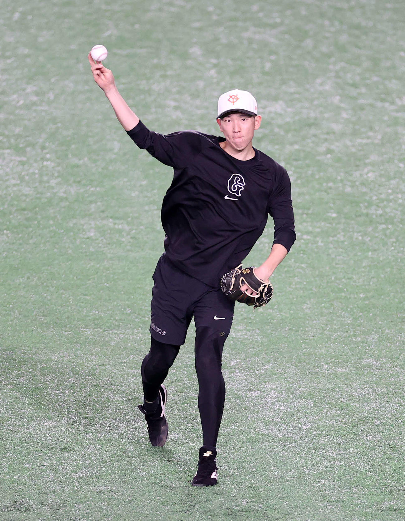 20日、キャッチボールする巨人戸郷（撮影・鈴木正人）