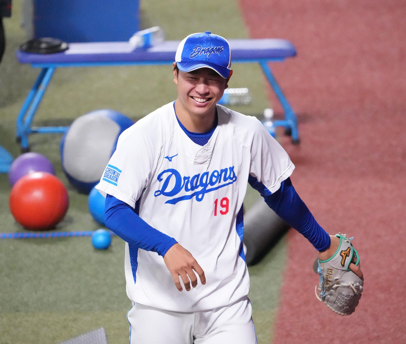 20日、練習の合間に明るい表情を見せる中日高橋宏（撮影・森本幸一）