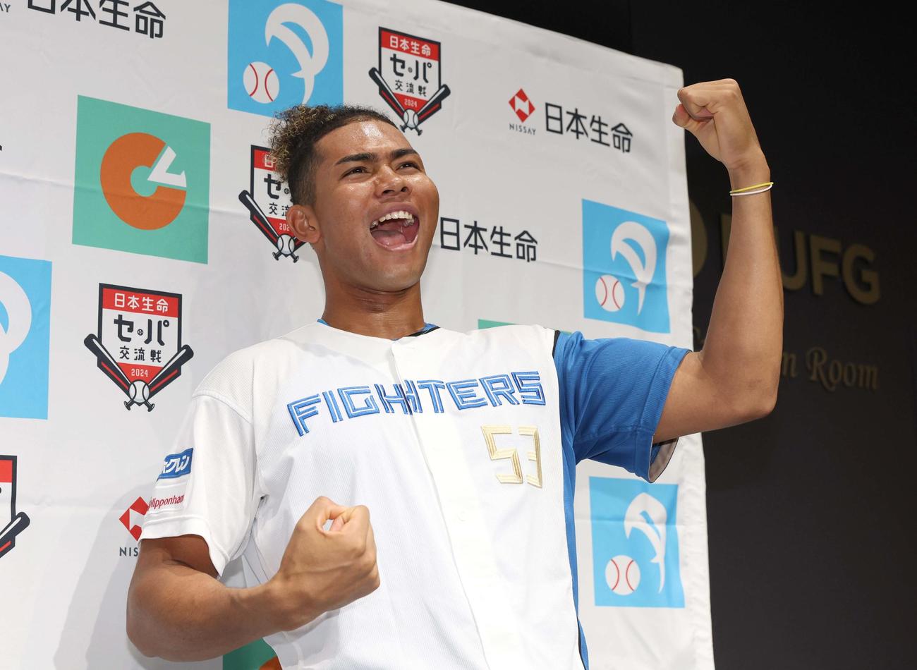 交流戦MVPを獲得し喜ぶ日本ハム水谷（撮影・黒川智章）