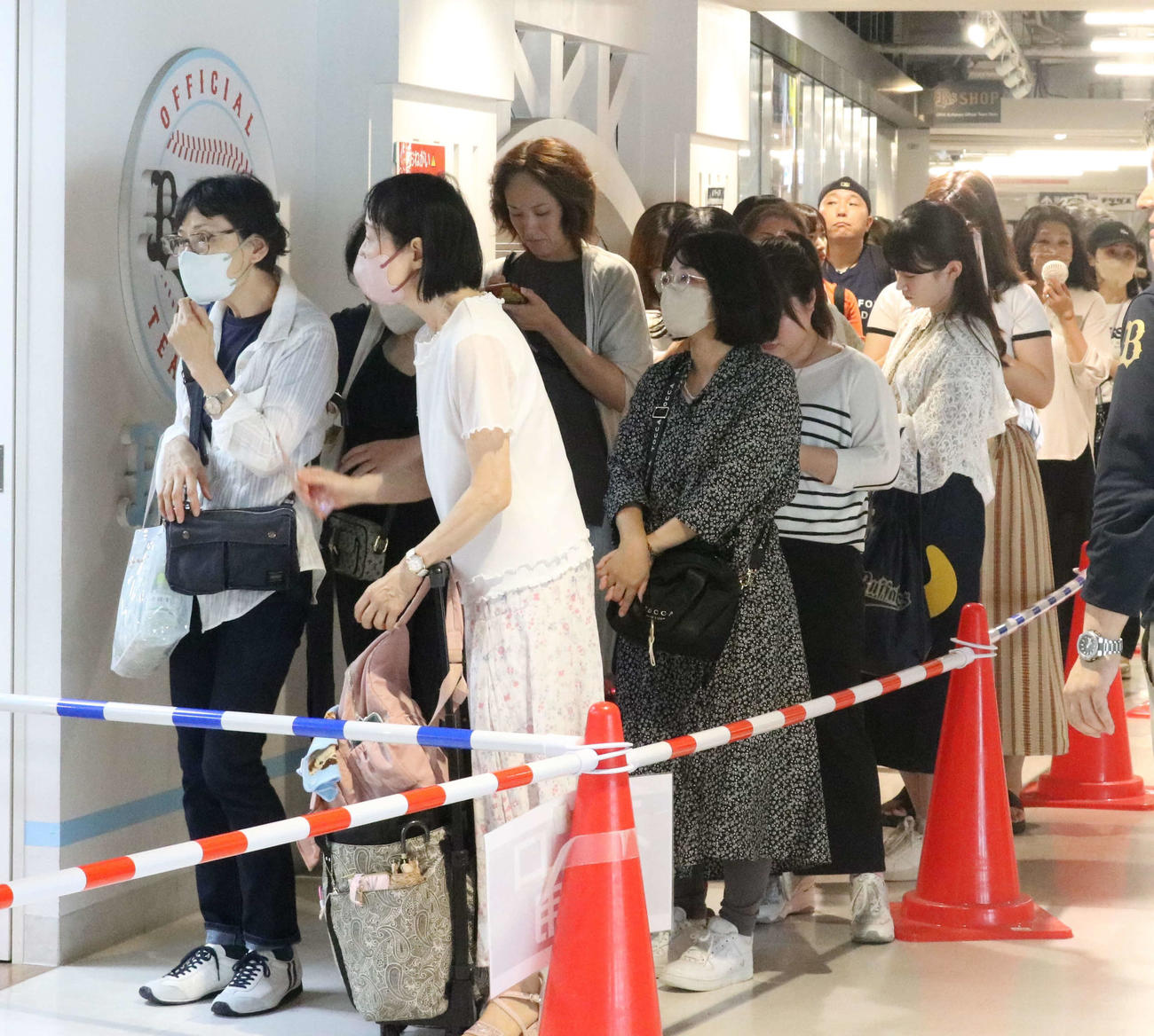 「BsSHOP」前で「オリ姫デー」のグッズを求めて列に並ぶファン