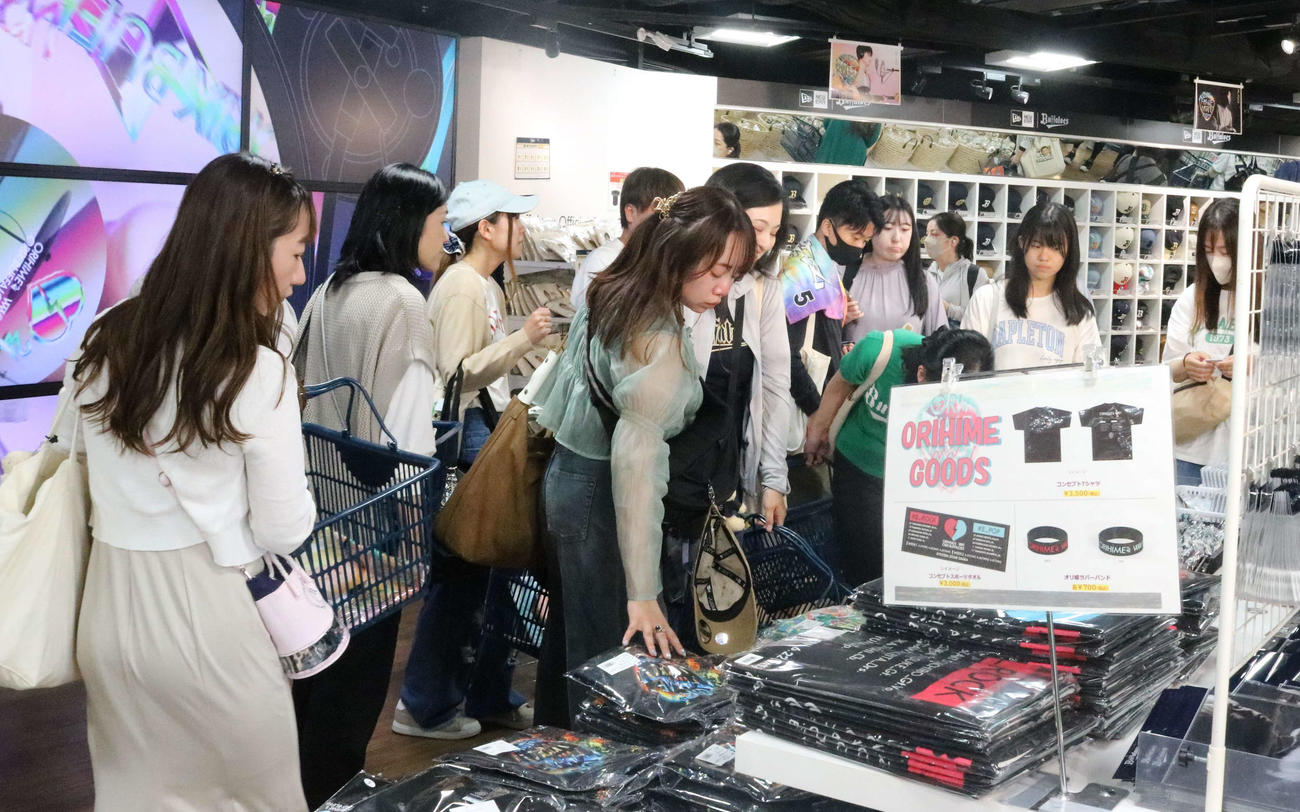 「オリ姫デー」のグッズを求めるファンで混雑する「BsSHOP」の店内