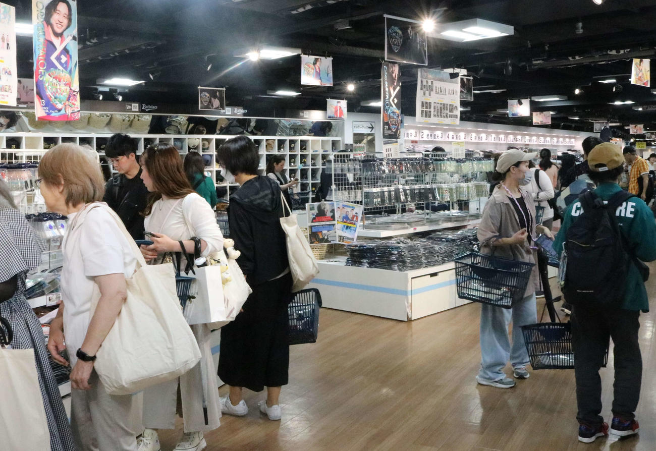 「BsSHOP」の店内で「オリ姫デー」のグッズを見るファン