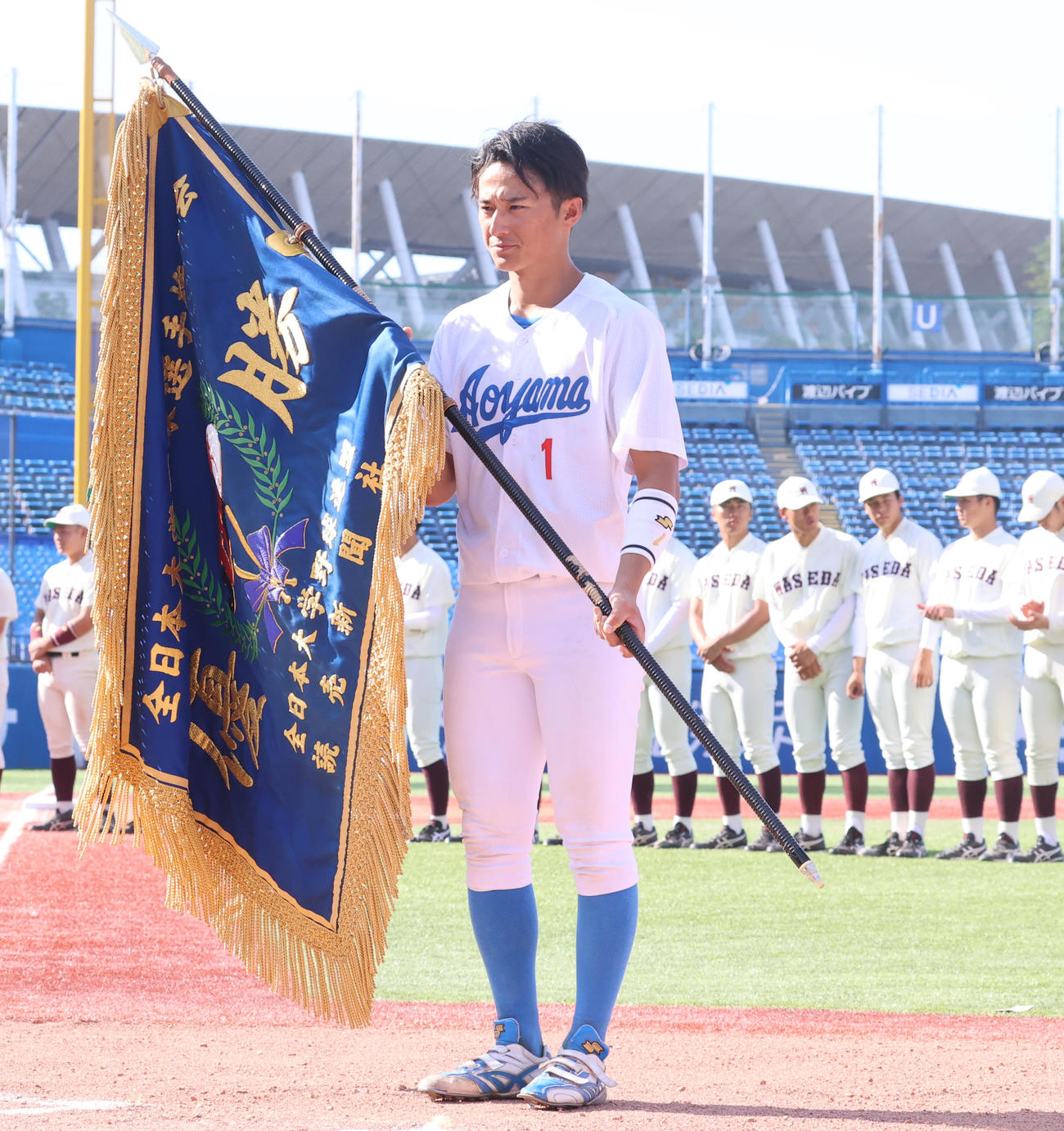 青学大対早大　優勝旗を受けとる青学大・佐々木主将（撮影・野上伸悟）