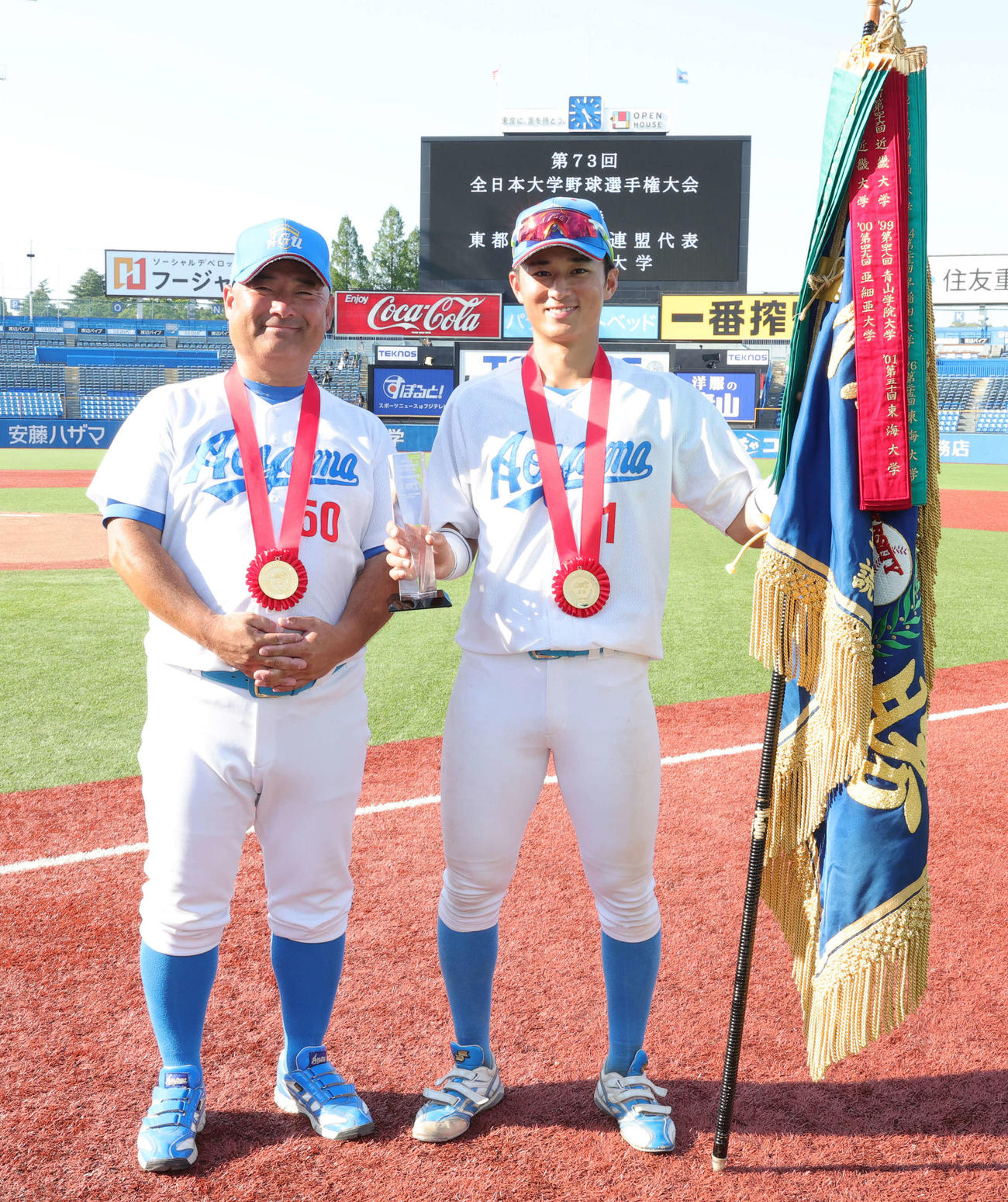 青学大対早大　優勝した青学大・安藤監督（左）と佐々木主将（撮影・野上伸悟）