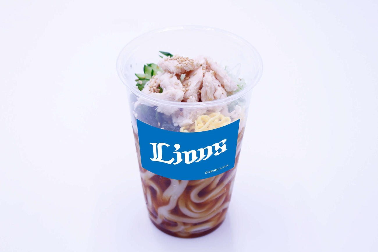 西武が25日から販売する「さっぱり蒸し鶏のワンハンドうどん」（球団提供）