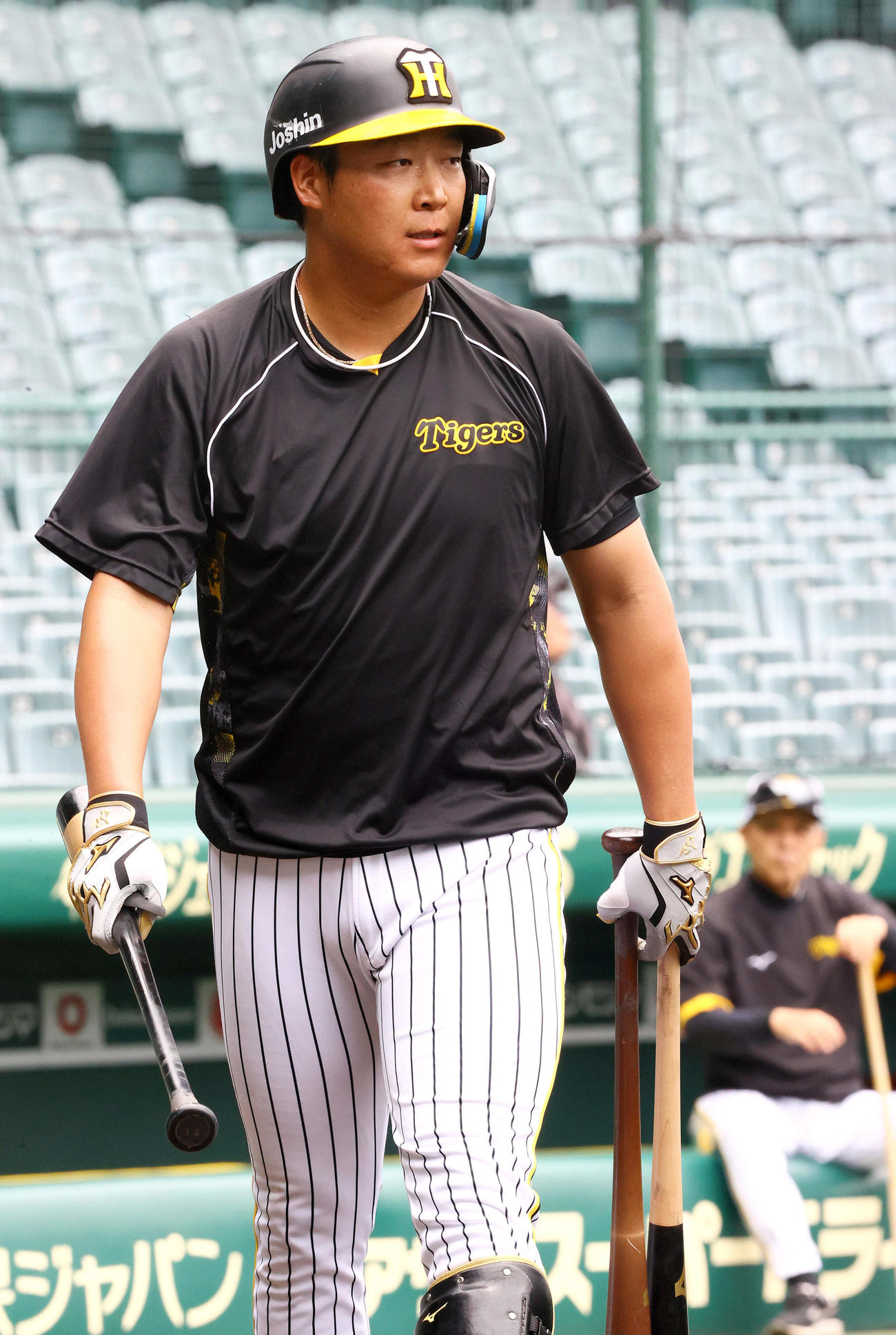 フリー打撃を終え移動する阪神大山悠輔。奥は岡田彰布監督（2024年6月20日撮影）