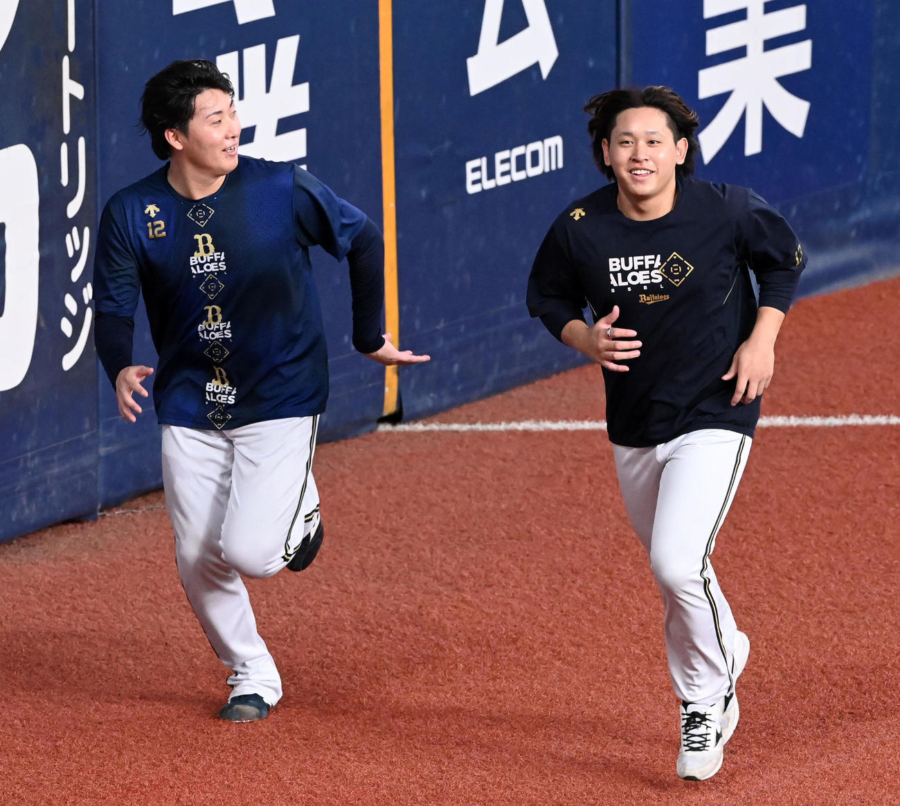 東（左）と外野を走る宮城（撮影・前岡正明）