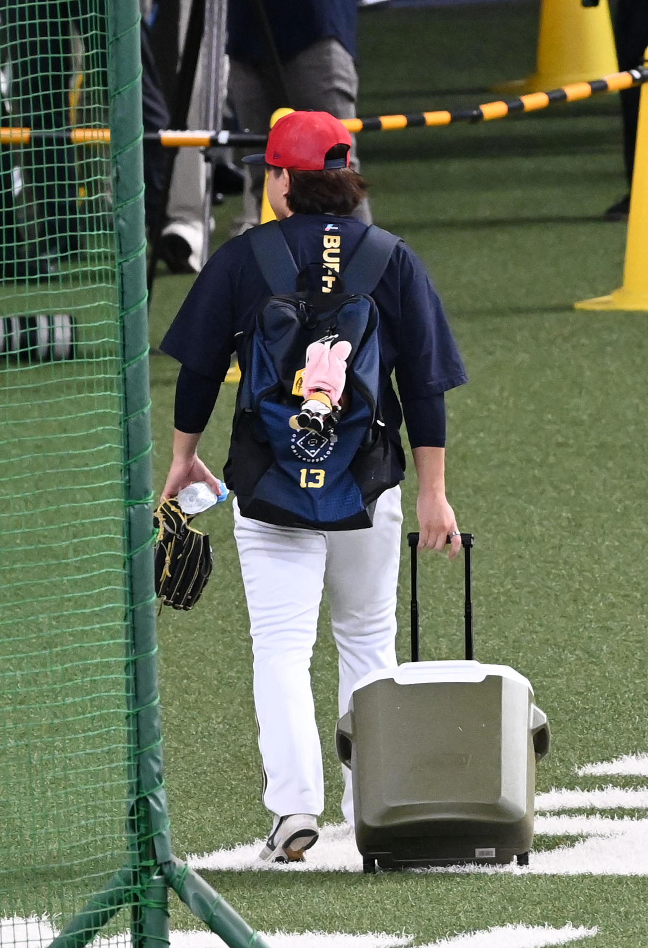 渡部（左）にのせたグラブを取り引き揚げる宮城（撮影・前岡正明）
