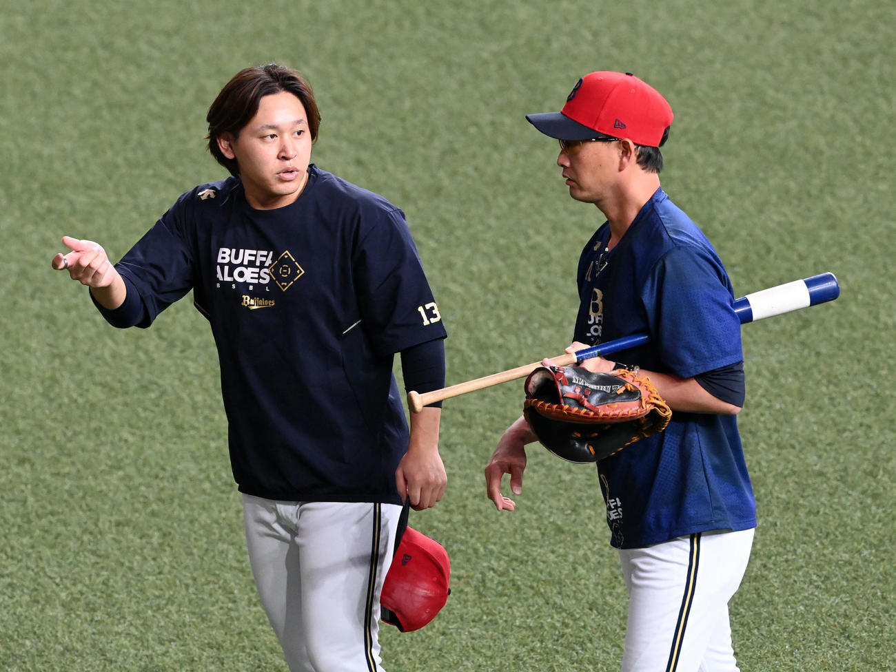 岸田コーチ（右）と話す宮城（撮影・前岡正明）
