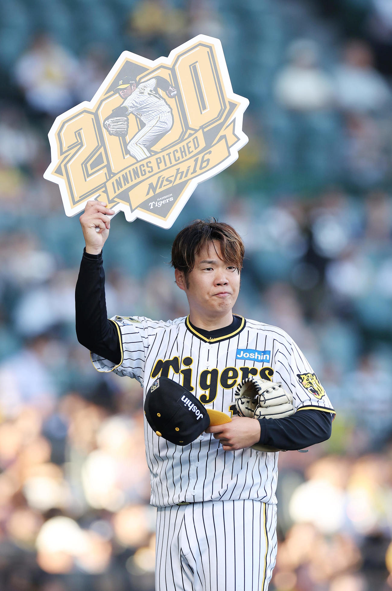 阪神対DeNA 1回表を投げ終え通算2000投球回を達成し、記念ボードを掲げる阪神西勇（撮影・前田充）