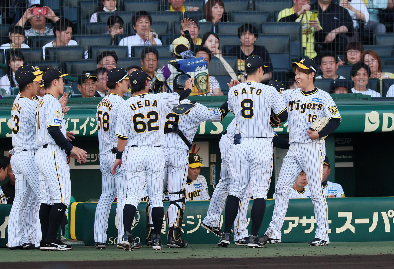 阪神対DeNA 1回表を終え西勇は2000投球回を達成しナインとタッチする（撮影・加藤哉）