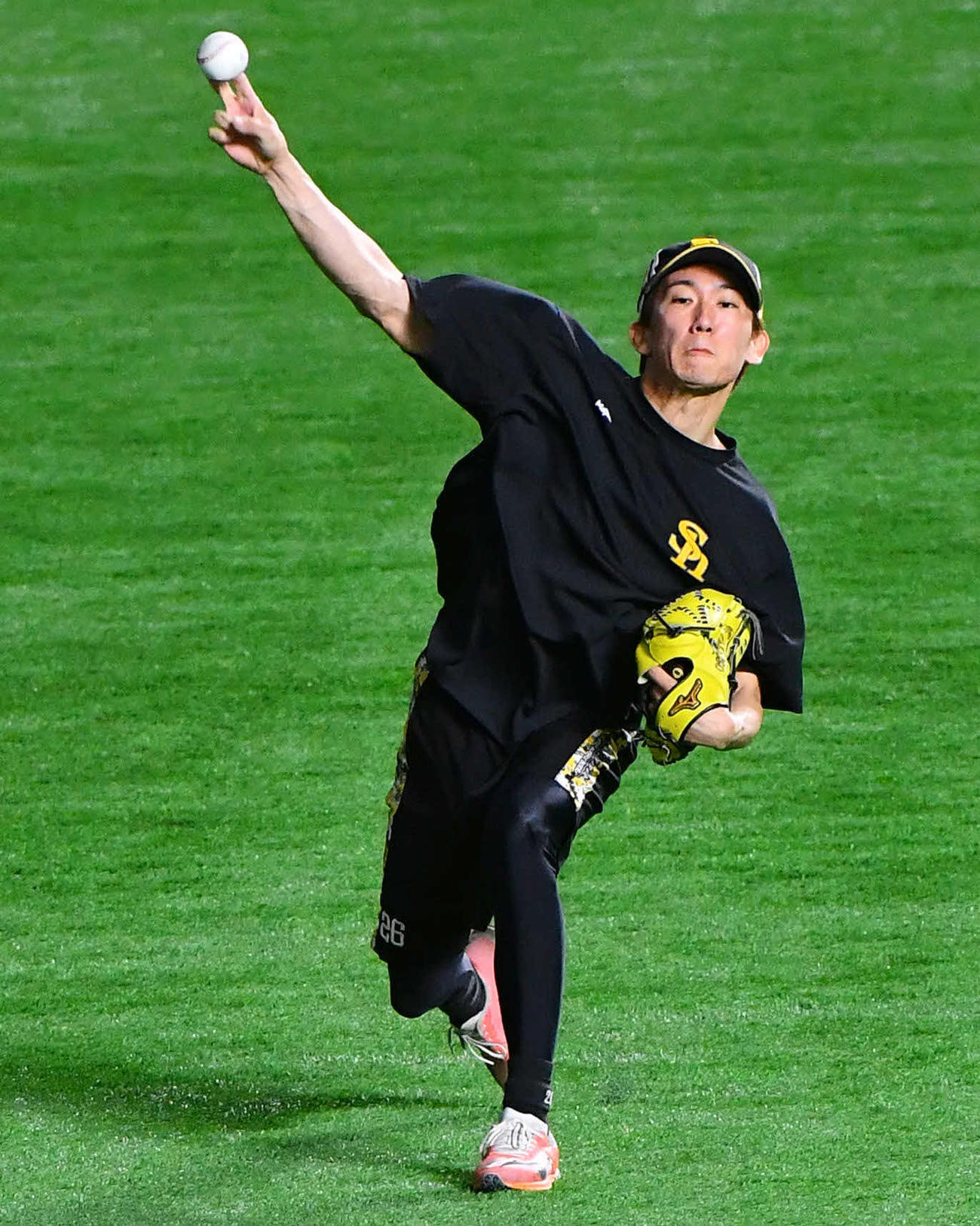 ソフトバンク対ロッテ　キャッチボールを行う大津（撮影・岩下翔太）